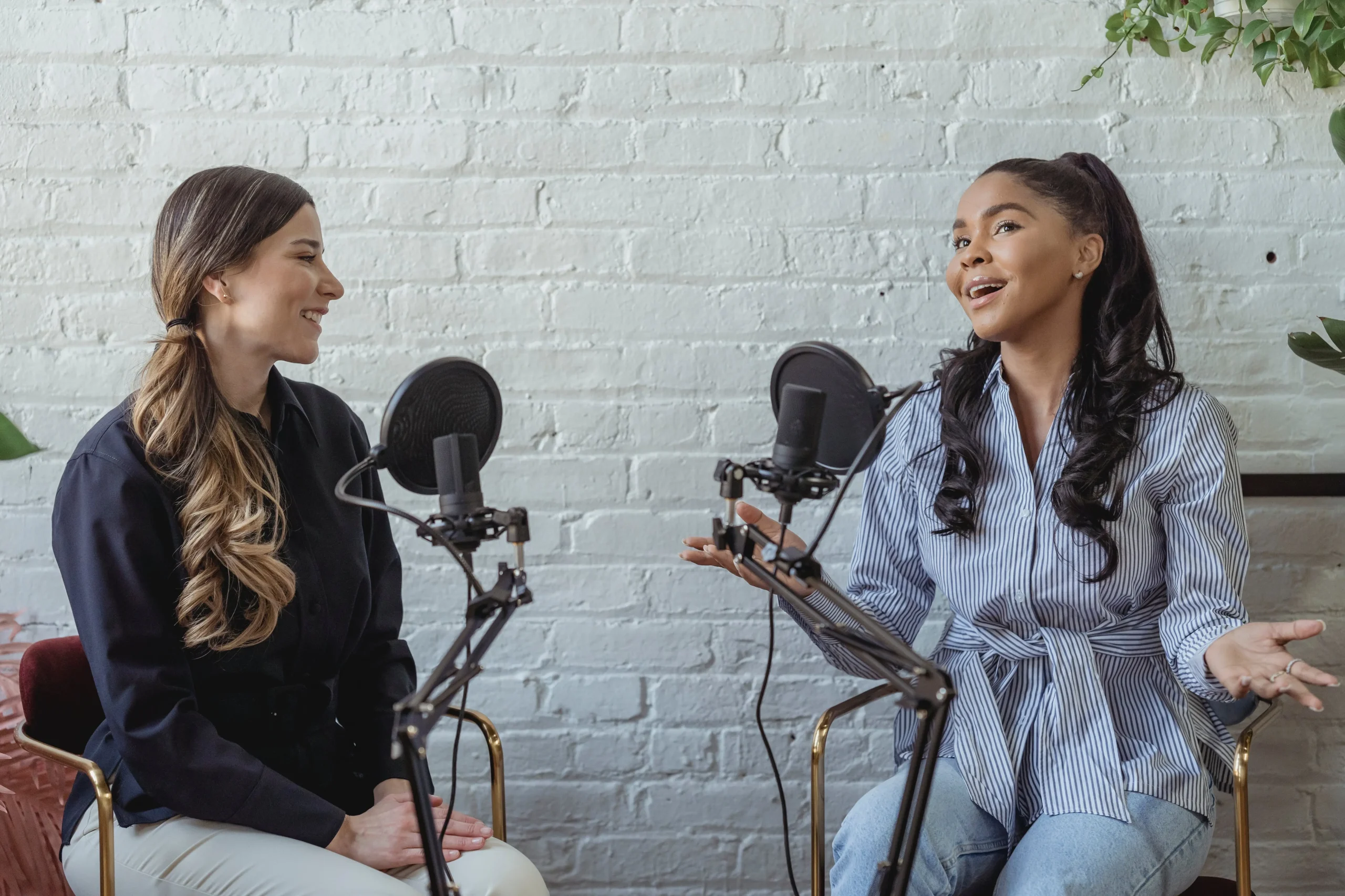 Δύο κοπέλες κάνουν εκπομπή podcast